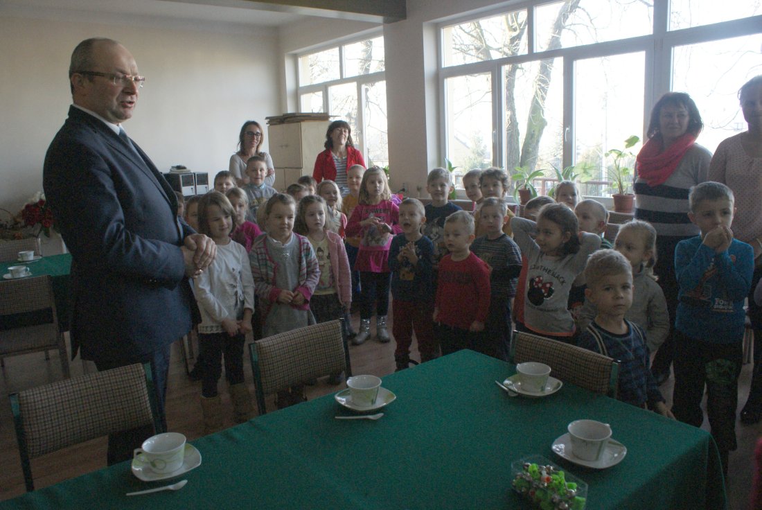 Przedszkolaki z yczeniami witecznymi w Urzdzie Gminy